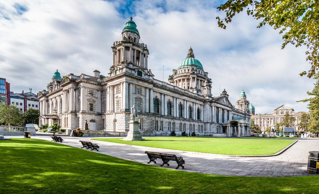 Belfast City Hall met groene koepels en gazon, tijdens groepsrondreis Noord-Ierland en Ierland.