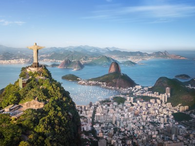 Uitzicht vanaf Corcovado met het Christus de Verlosser-beeld over Rio de Janeiro, Guanabara-baai en Suikerbroodberg.