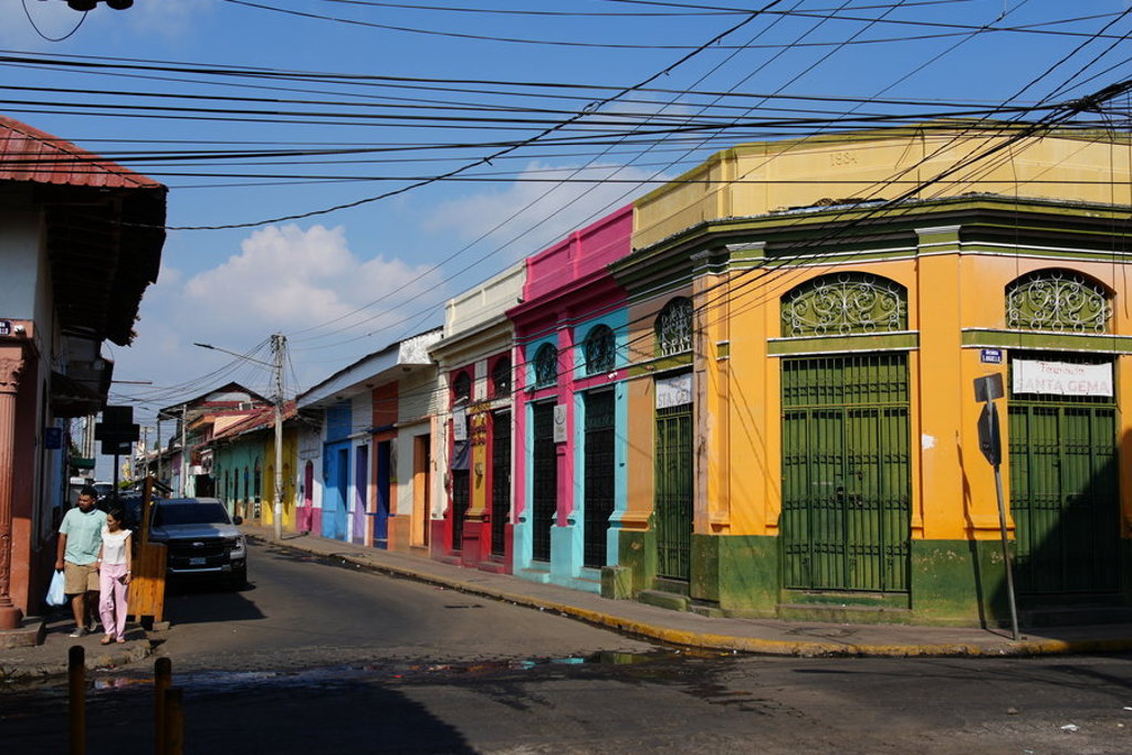 Kleurrijke straat met koloniale gebouwen in Granada, Nicaragua, tijdens groepsrondreis Nicaragua en Costa Rica.