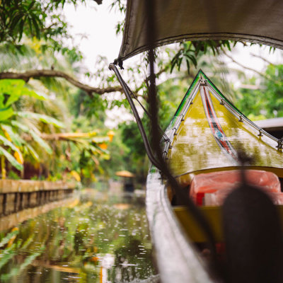 Langstaartboot vaart door een smalle jungleklong tijdens groepsrondreis Thailand Hoogtepunten.