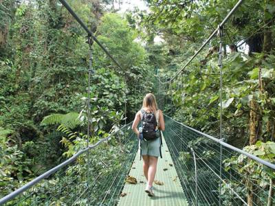 Wandelaar op hangbrug door het regenwoud tijdens de route Costa Rica en Nicaragua.