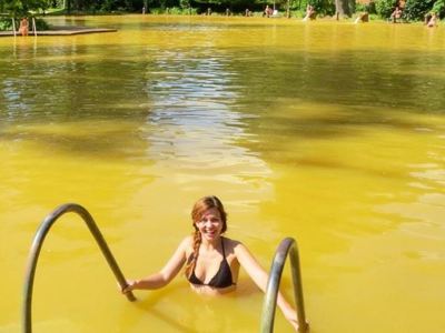 Zwemmen in een warmwaterbron op de Azoren tijdens de familiereis van 12 dagen.