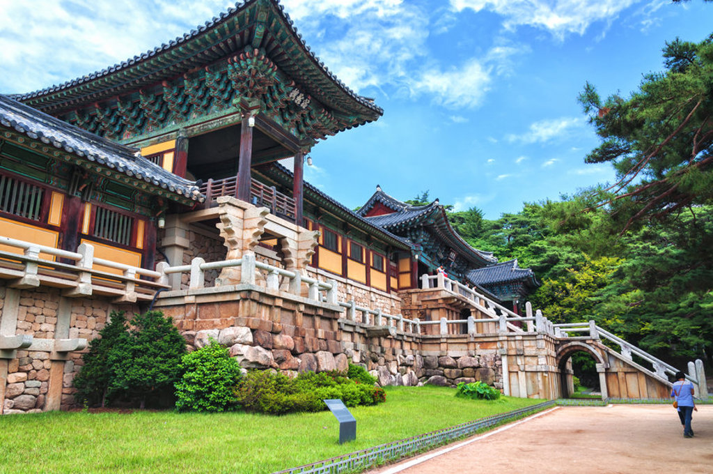 Bulguksa-tempel in Gyeongju, Zuid-Korea, met traditionele daken en stenen trappen.