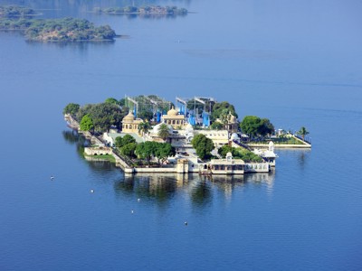 Taj Lake Palace op een eiland in het Pichola-meer bij Udaipur, Rajasthan.