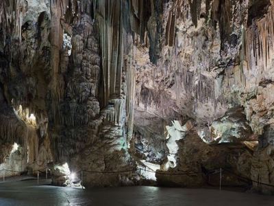 Grot in Andalusië met stalactieten en stalagmieten, verlicht tijdens de familiereis van 9 dagen.