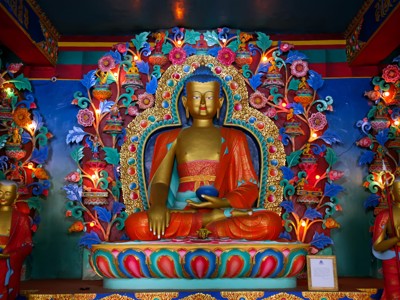 Gouden boeddhabeeld in kleurrijk versierde tempel tijdens de Route Spiti & Ladakh.