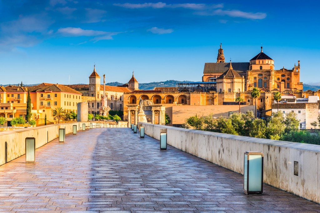 Zicht op de Mezquita-kathedraal van Córdoba vanaf de Romeinse brug, tijdens een familiereis Spanje & Portugal.