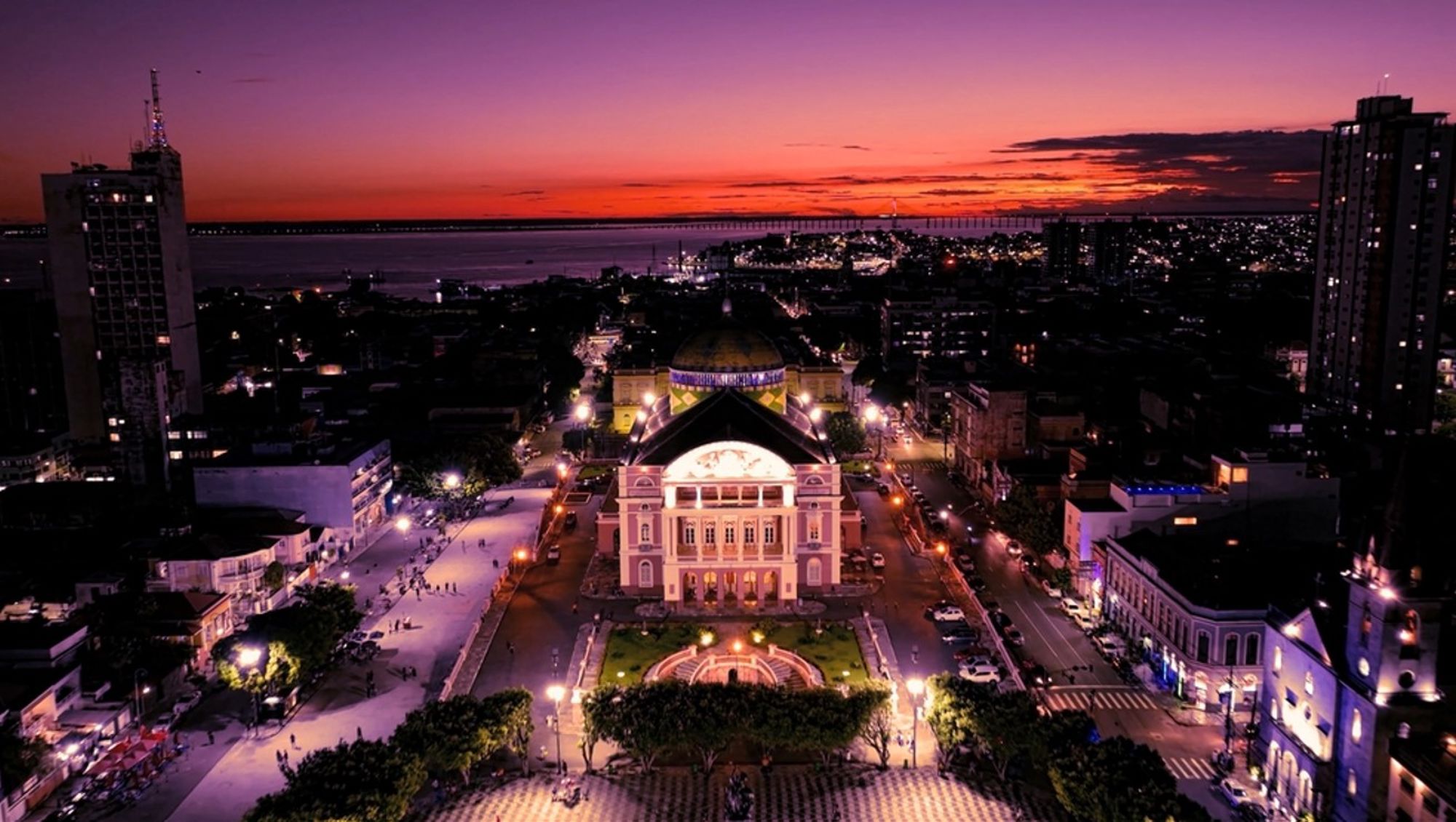 Avondzicht op het Teatro Amazonas in Manaus, Brazilië, bij zonsondergang.