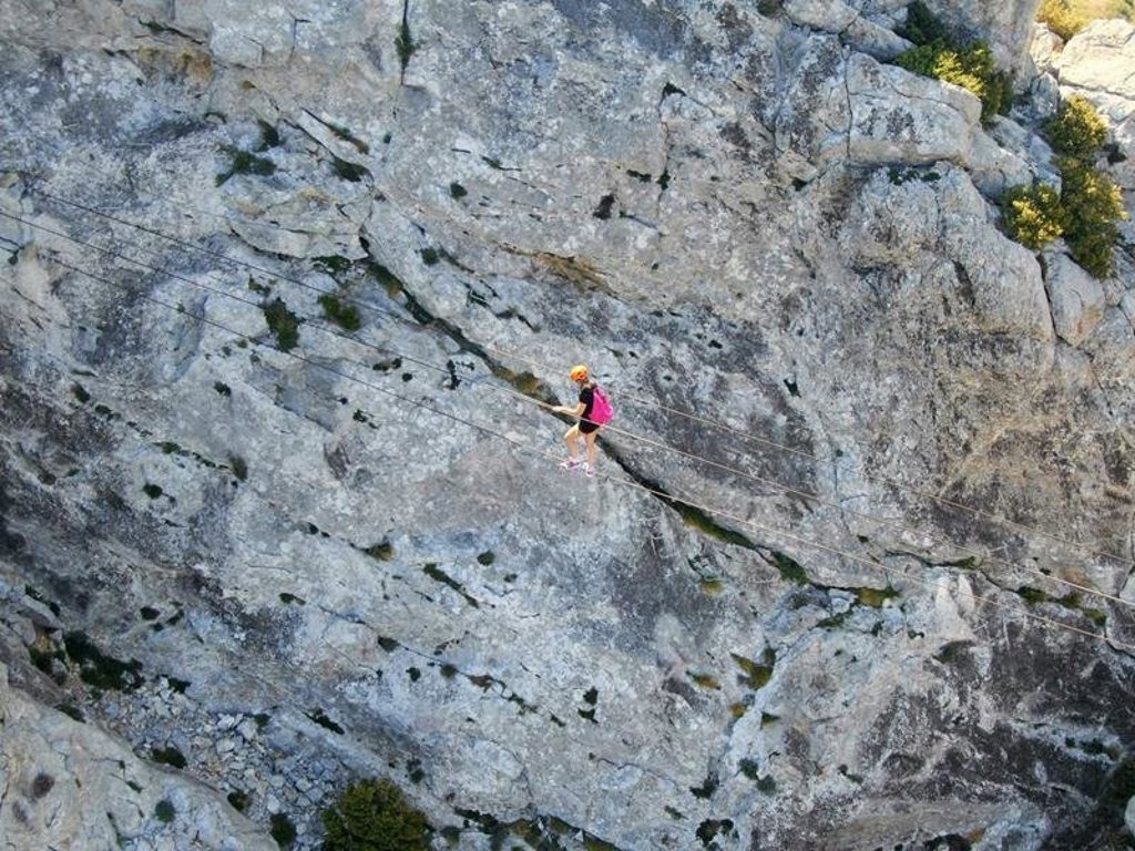 Groene berghelling met wandelpad in de Pyreneeën bij Canigou, Frankrijk.