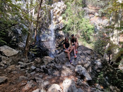 Wandelaars bij een waterval in een groene kloof tijdens de wandelreis op Cyprus, Route Cyprus.