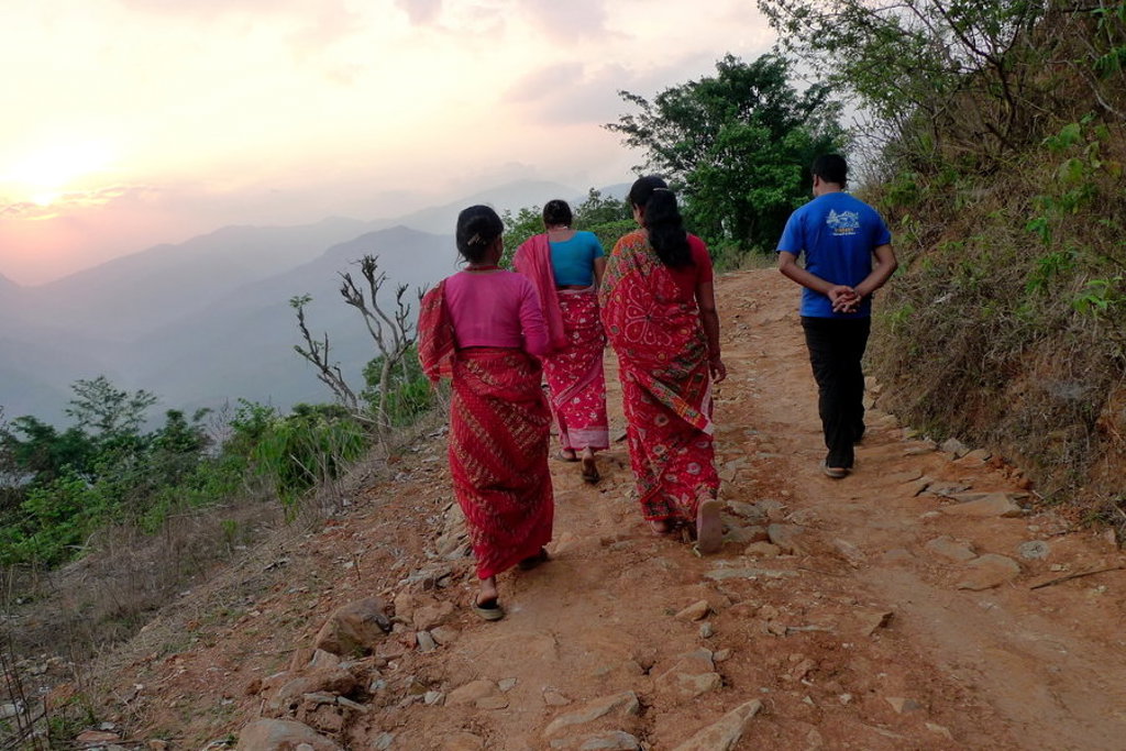 Wandelaars op een bergpad bij zonsondergang tijdens een groepsrondreis door Noord-India en Nepal.