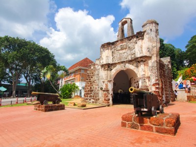A Famosa-port in Melaka met historische kanonnen, route Singapore, Maleisië & Thailand.