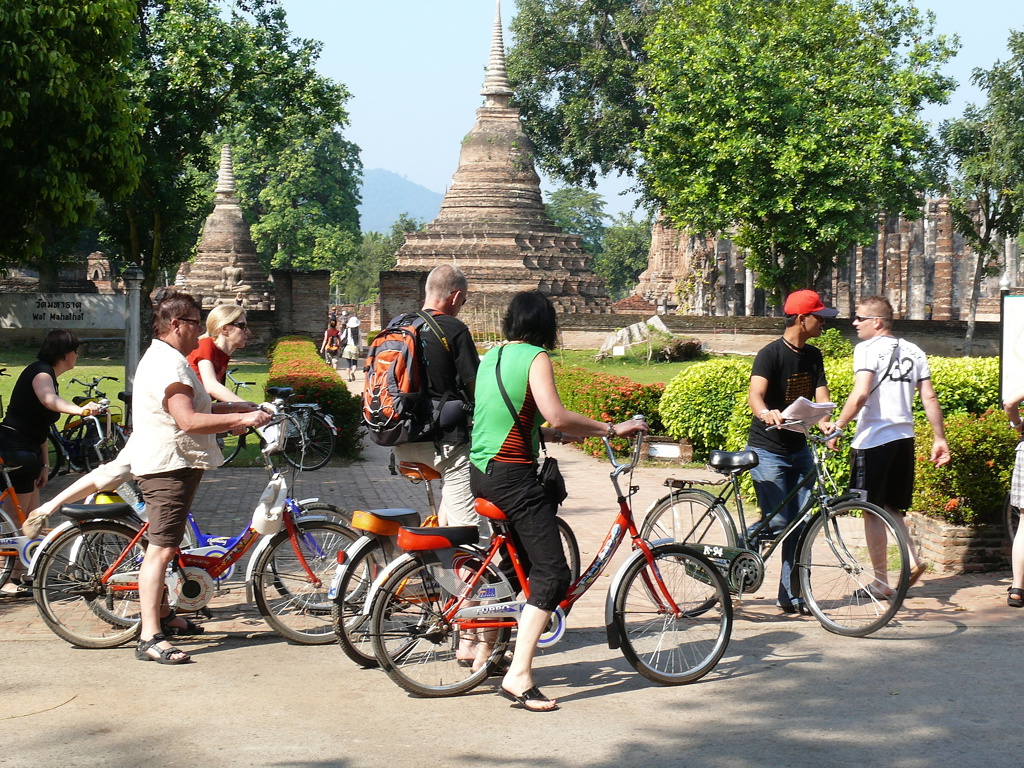 Groepsrondreis Thailand: fietsers bij de tempelruïnes van Sukhothai Historical Park.