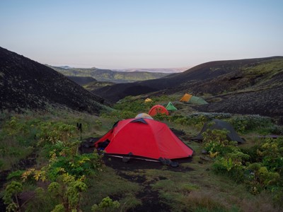 Kampeerplek met tenten in het berglandschap van IJsland tijdens de 7-daagse wandelvakantie.