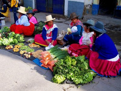 Vrouwen verkopen groenten en kruiden op een lokale markt in Noord-Peru.