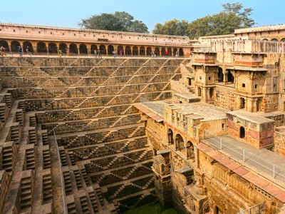 Historische stepwell met stenen trappen en galerijen, route India.