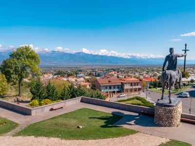 Standbeeld van een ruiter met zwaard, uitkijkend over Telavi en de Kaukasusbergen in Georgië.