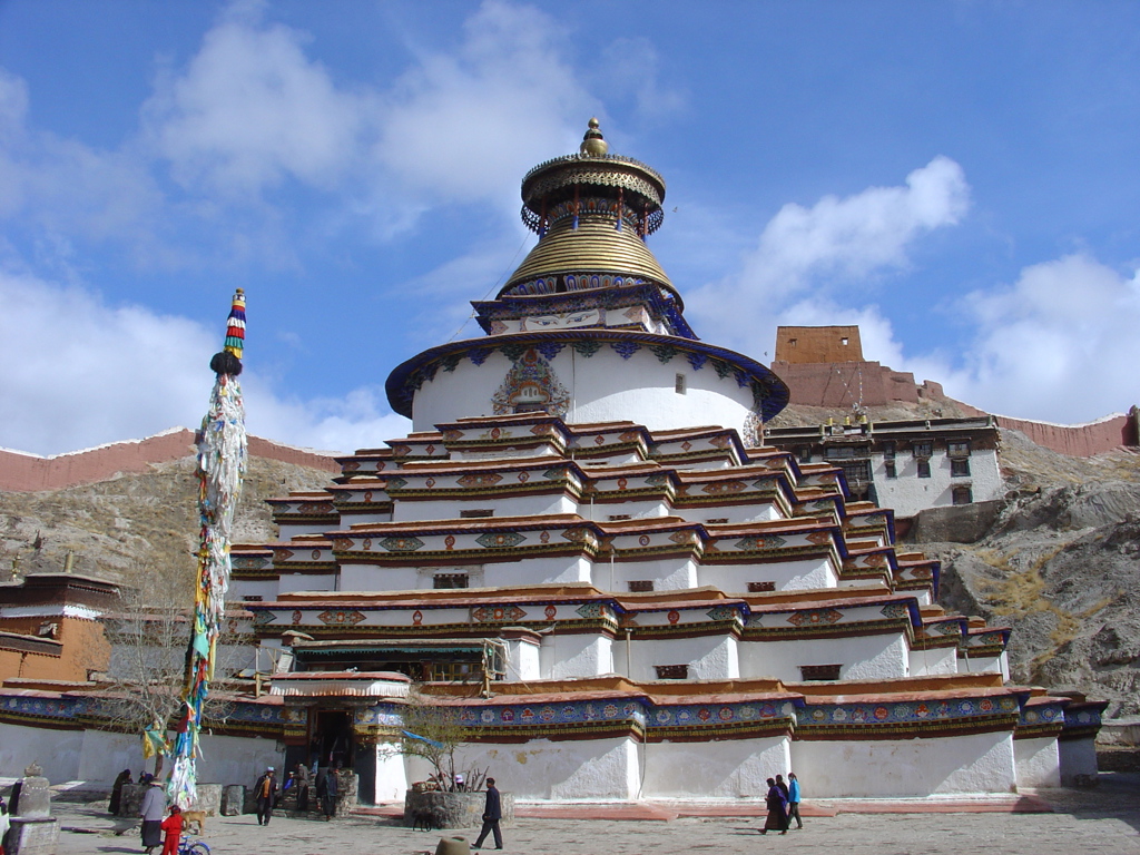 Boeddhistische stupa in Tibet met kleurrijke details en gebedsvlaggen, tijdens groepsrondreis Tibet en Nepal.