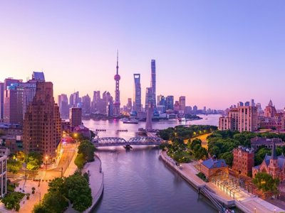 Skyline van Shanghai met de Shanghai Tower en de Oriental Pearl Tower bij zonsondergang.