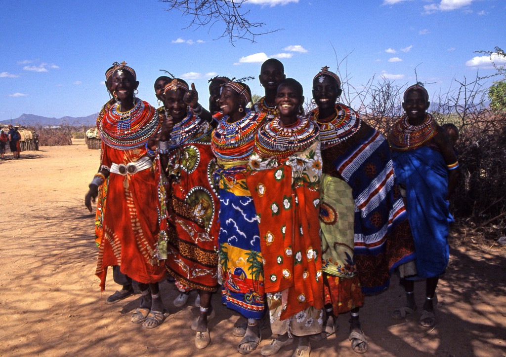 Groep Maasai in kleurrijke kleding en kralensieraden in Kenia tijdens groepsrondreis Kenia, Tanzania en Zanzibar.