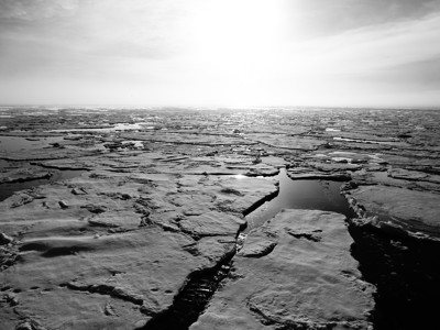 Pakijs en open water in de zee bij Spitsbergen, gezien tijdens een cruise door een ijssoep.