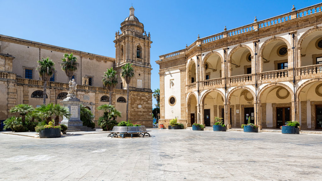Plein met kloostergang en klokkentoren in West-Sicilië, Italië.