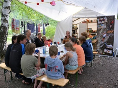 Gezamenlijk diner op de camping tijdens de familiereis in de Écrins, Frankrijk.