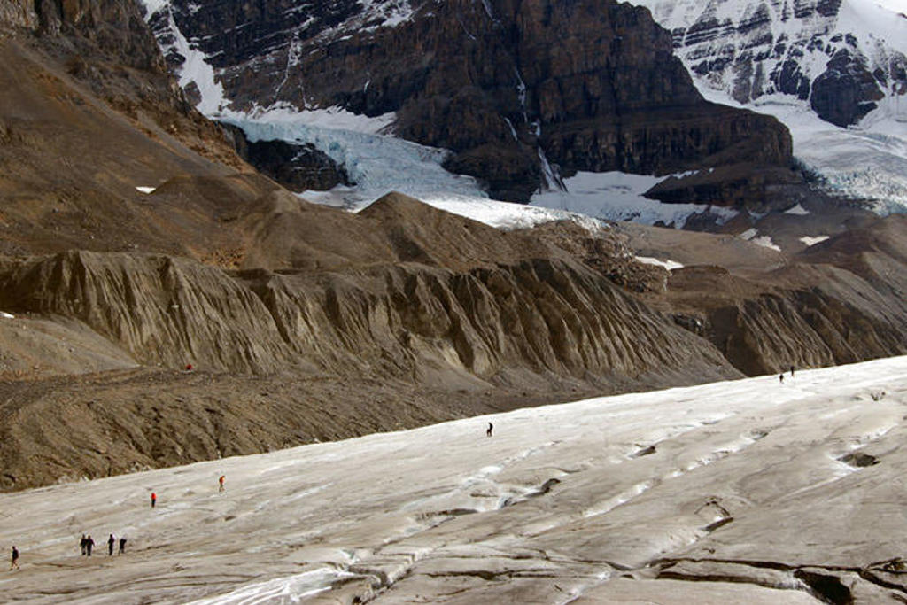 Wandelaars op een gletsjer in de Canadese Rockies tijdens een groepsrondreis Canada West.