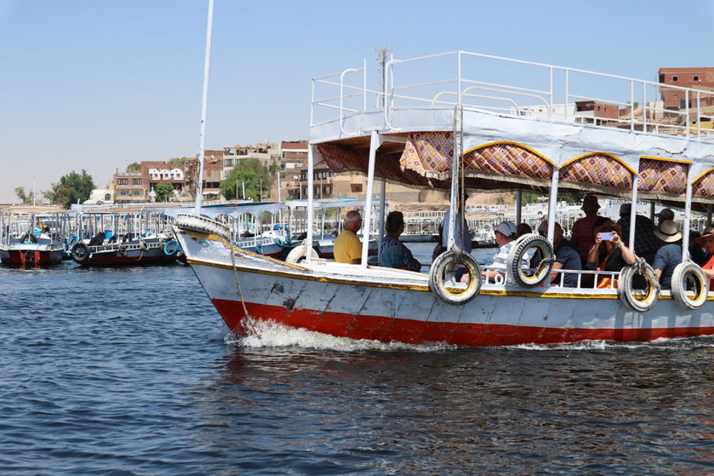 Boottocht over de Nijl tijdens een groepsrondreis Egypte, met passagiers aan boord.