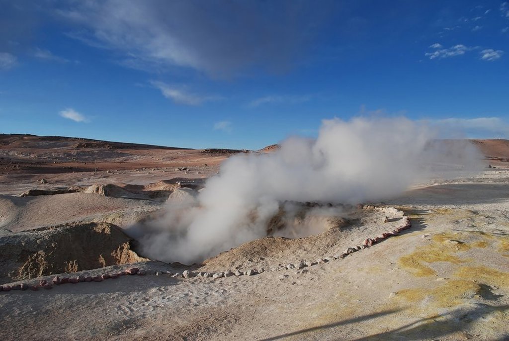 Groepsrondreis Bolivia en Chili: uitzicht op een berglandschap met wolken en groene hellingen.