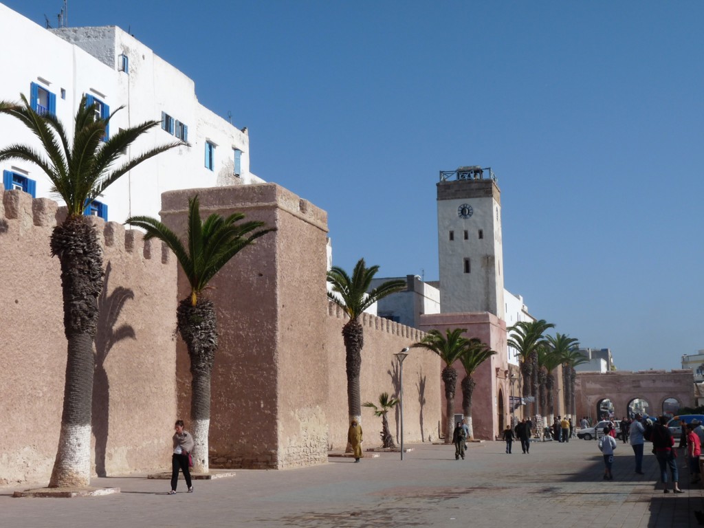 Stadsmuur met palmbomen en klokkentoren in Marokko tijdens de familiereis Marokko Zomer.