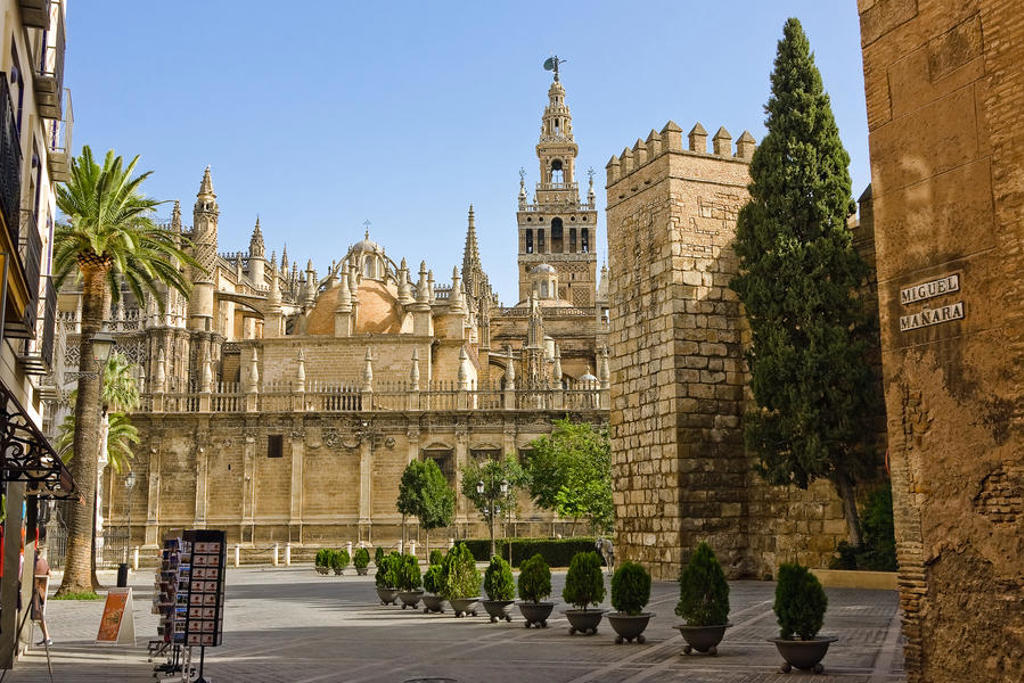 Kathedraal van Sevilla met de Giralda-toren tijdens groepsrondreis Andalusië hoogtepunten.