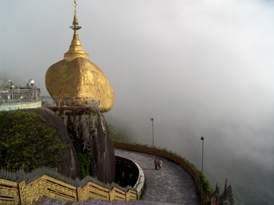 Gouden rots met pagode bij Kyaiktiyo Golden Rock in Myanmar, omringd door mist.