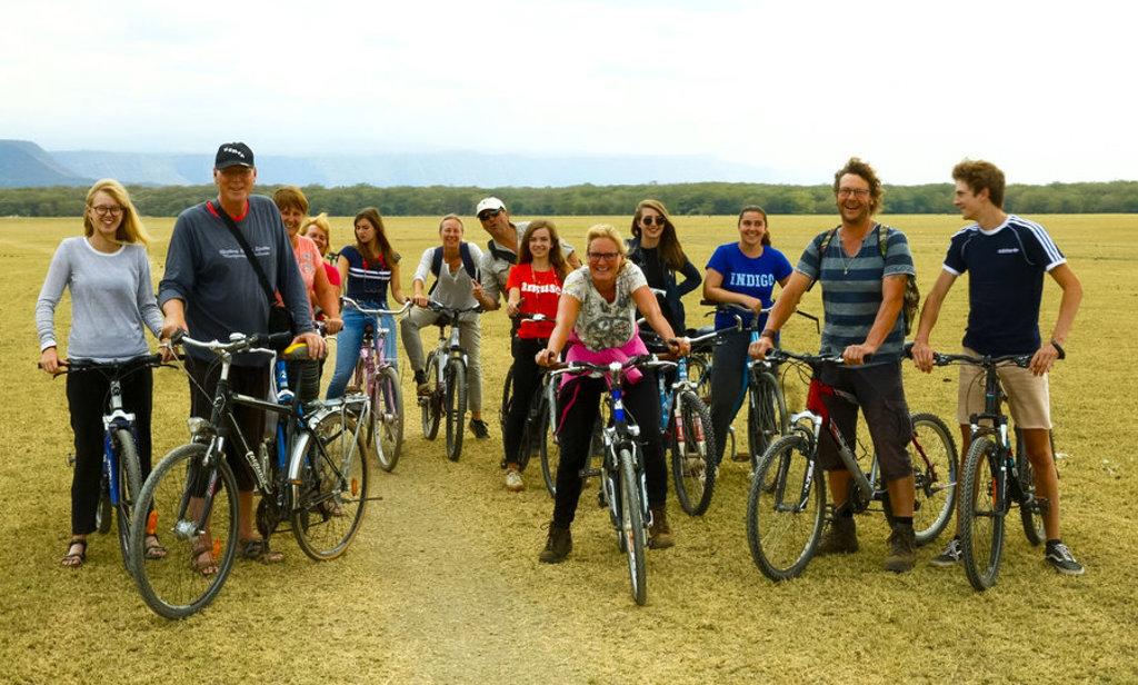 Groepsrondreis Kenia: reizigers met mountainbikes op de savanne.