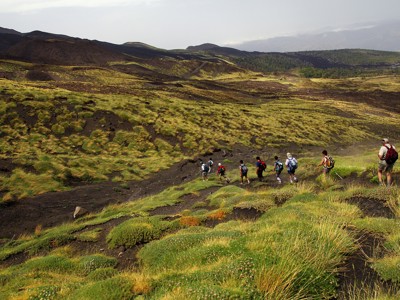 Wandelaars op pad door het vulkanische landschap van de Etna tijdens de 8-daagse wandelvakantie op Sicilië.