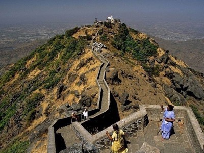 Trap naar de Jain-tempel op de top van de Shatrunjaya-heuvel bij Palitana, Gujarat.