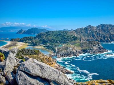 Rotsachtige kust en zandstrand bij de Atlantische Oceaan in Galicië, Spanje.