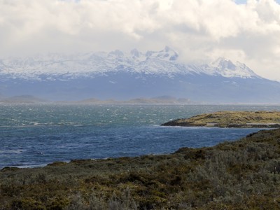 Sneeuwbedekte bergketen langs de kust in Patagonië tijdens de Route Patagonië.