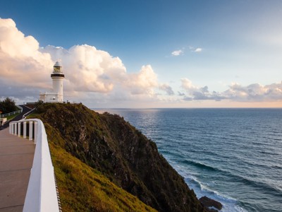 Vuurtoren op een klif aan de kust van Australië bij zonsondergang, met uitzicht over de oceaan.