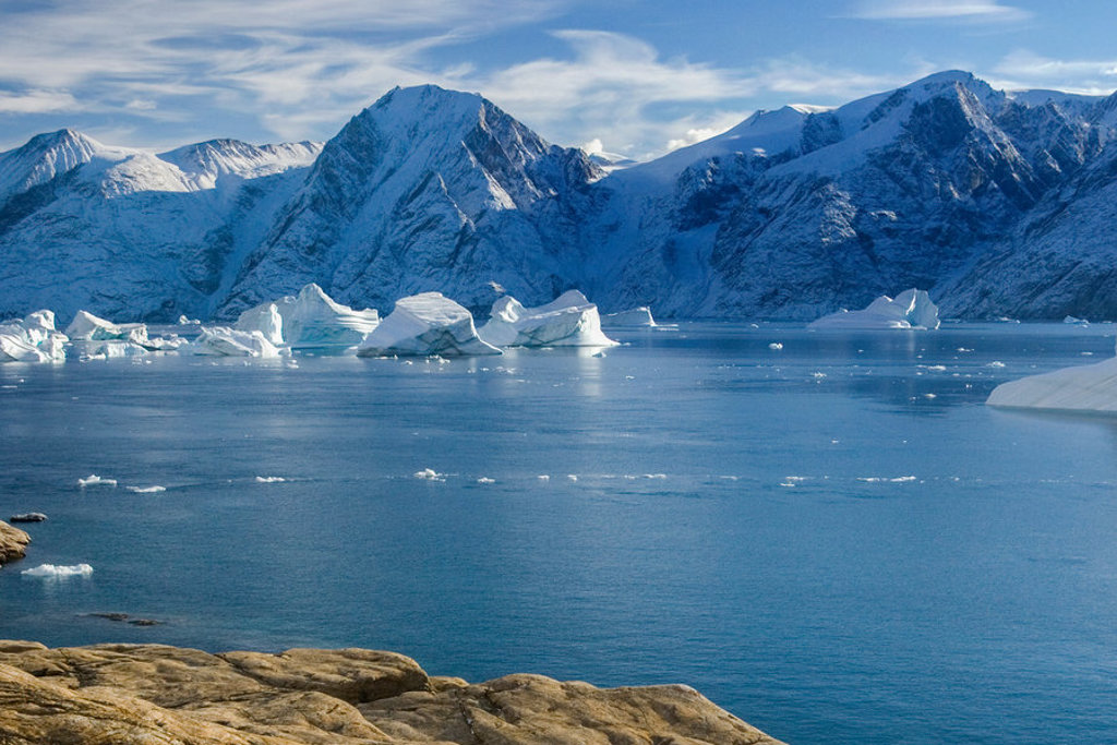 IJsbergen in een fjord met besneeuwde bergen op Spitsbergen tijdens de groepsrondreis Vier Arctische eilanden.
