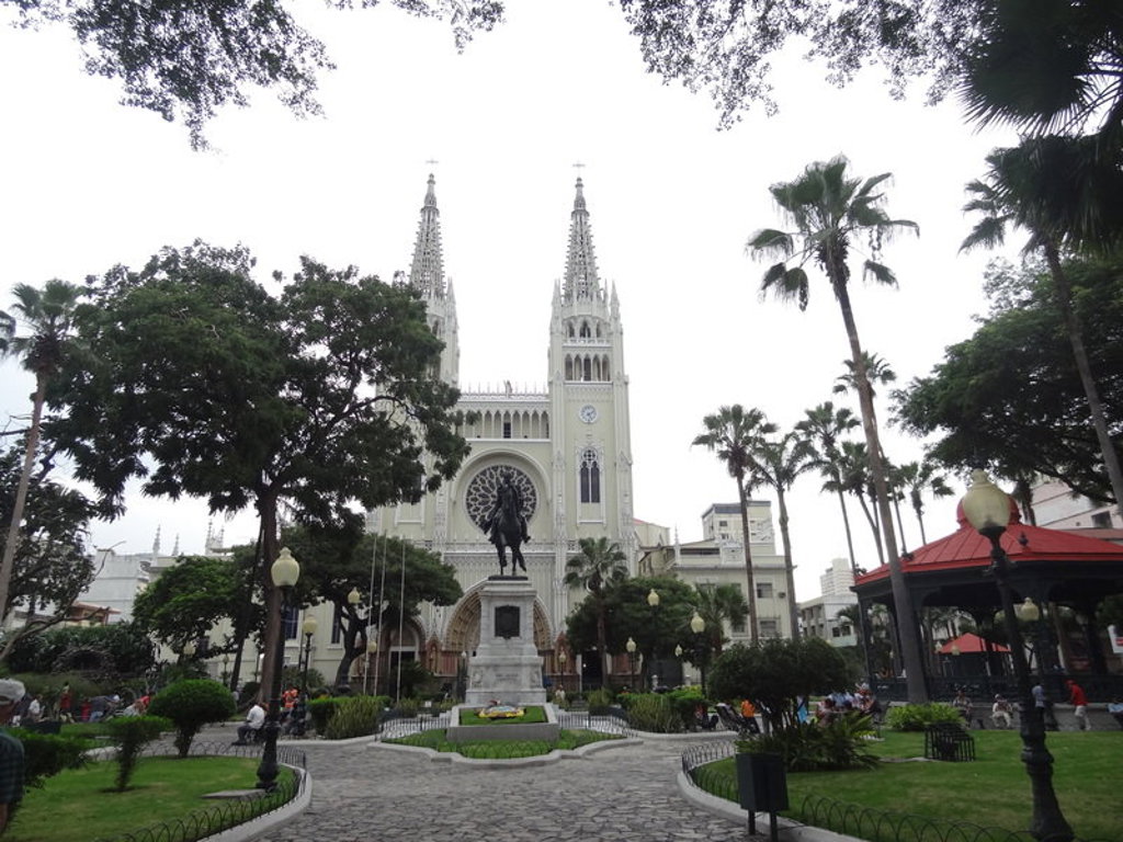 Basilica del Voto Nacional in Quito, Ecuador, met park en standbeeld op de voorgrond.
