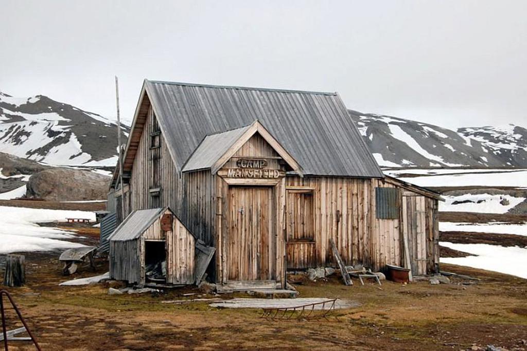 Zeilschip Antigua vaart door drijvend zee-ijs bij Spitsbergen tijdens een avontuurlijke cruise.