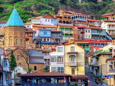 Kleurrijke oude binnenstad van Tbilisi met de Metekhi-kerk en traditionele huizen met balkons, Georgië.