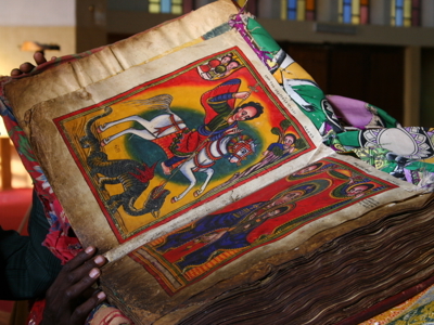 Oud Ethiopisch geïllustreerd handschrift met kleurrijke religieuze miniaturen, getoond tijdens Route Ethiopië 29 dagen.