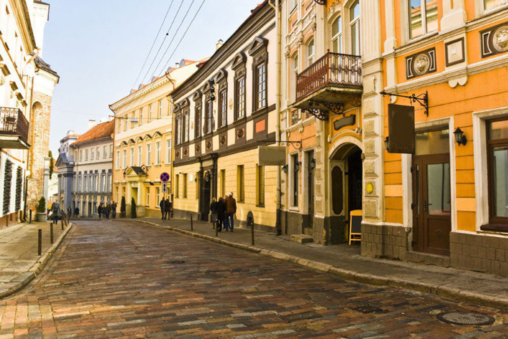 Oude binnenstad van Tallinn met kleurrijke gevels langs een geplaveide straat in Estland.