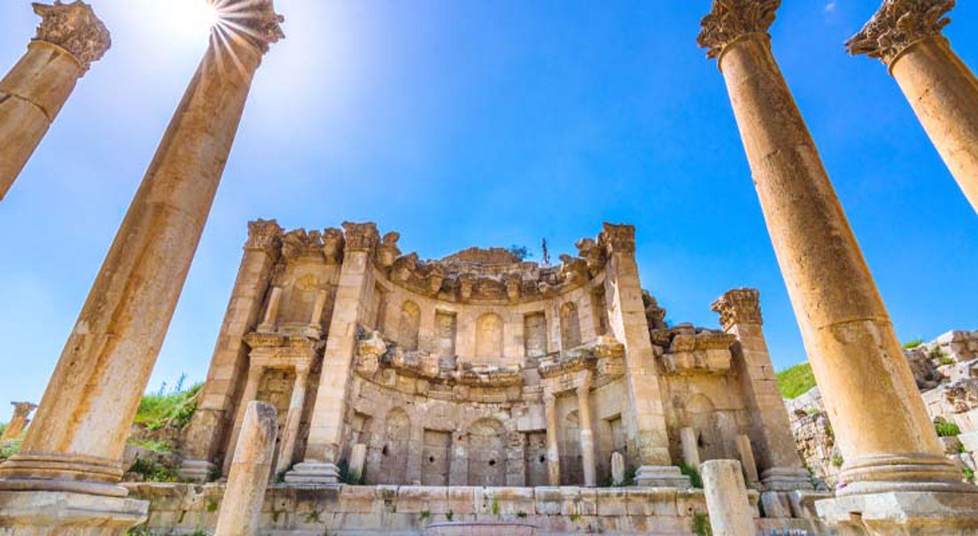 Romeinse ruïnes Jerash Jordanië Zicht op de Romeinse ruïnes van Jerash, Jordanië, met zuilen en tempelresten.