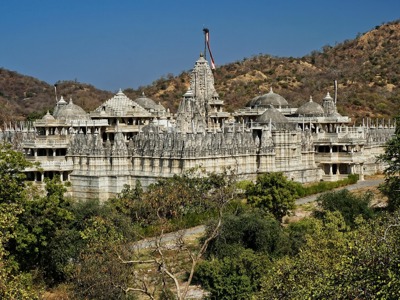 Ranakpur Jain-tempelcomplex in Rajasthan, omringd door heuvels en groen.