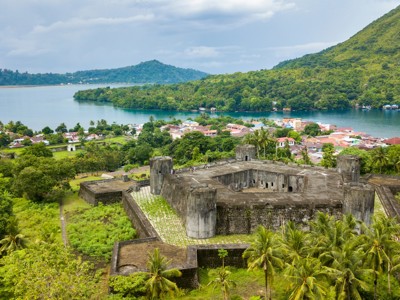 Fort op Ternate met uitzicht op zee, groene heuvels en de stad, Molukken.