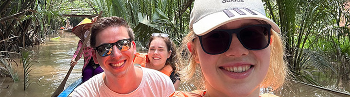 Karin en reisgenoten varen in een boot door de Mekongdelta in Vietnam.