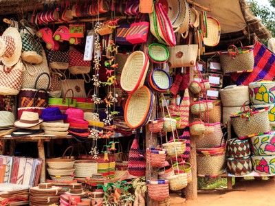 Kraam met kleurrijke gevlochten manden, tassen en hoeden op een markt in Madagascar.